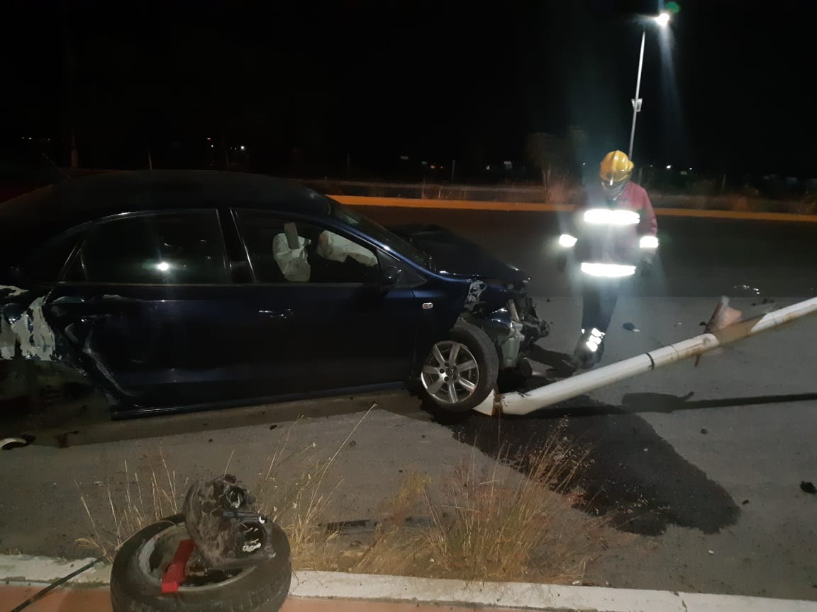 Pierde el control y choca contra luminaria - Noticias de Querétaro