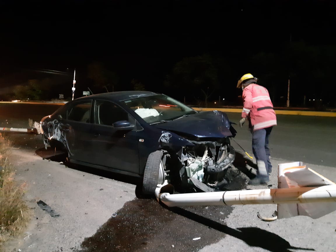 Pierde el control y choca contra luminaria - Noticias de Querétaro