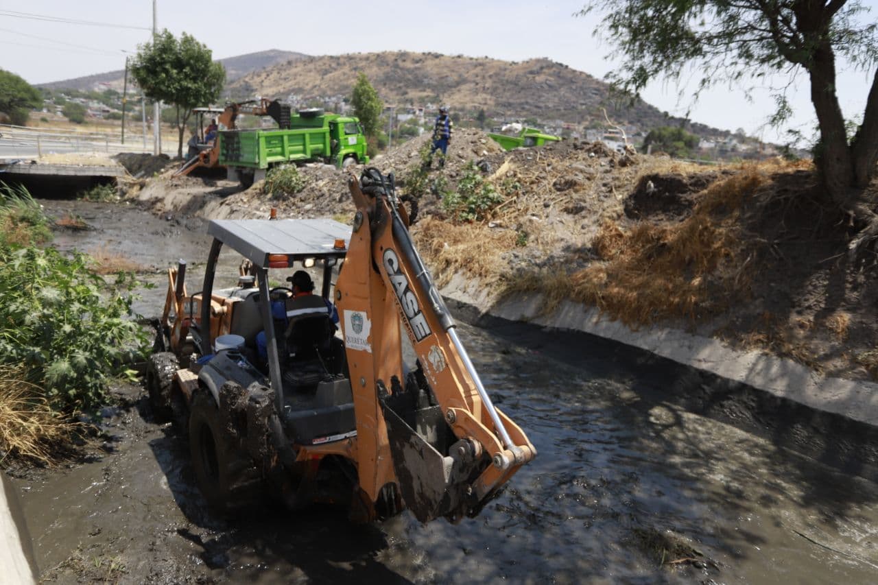 Inicia limpieza de drenes en la capital - Noticias de Querétaro