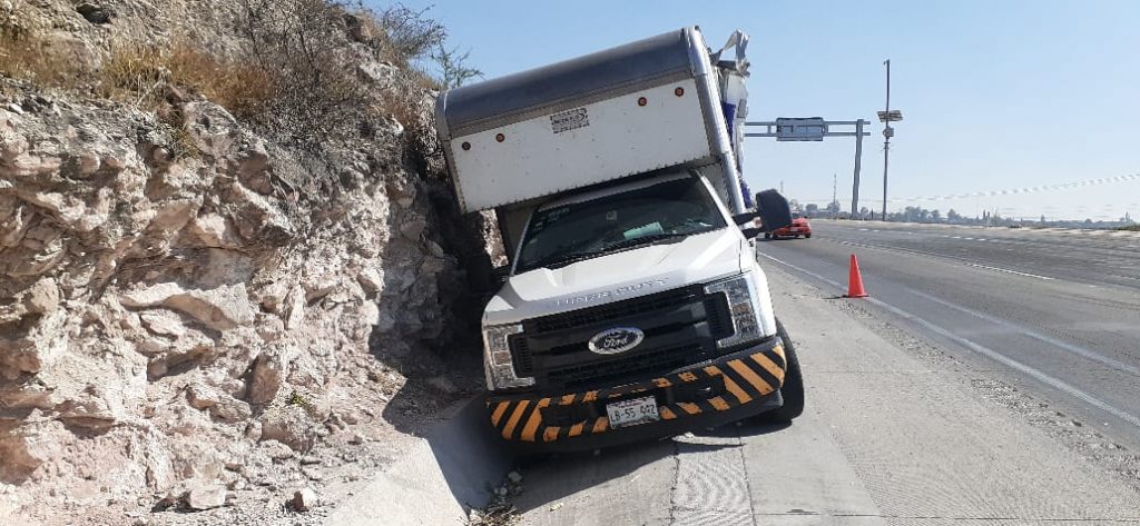 Se queda sin frenos y choca contra caja de tracto - Noticias de Querétaro