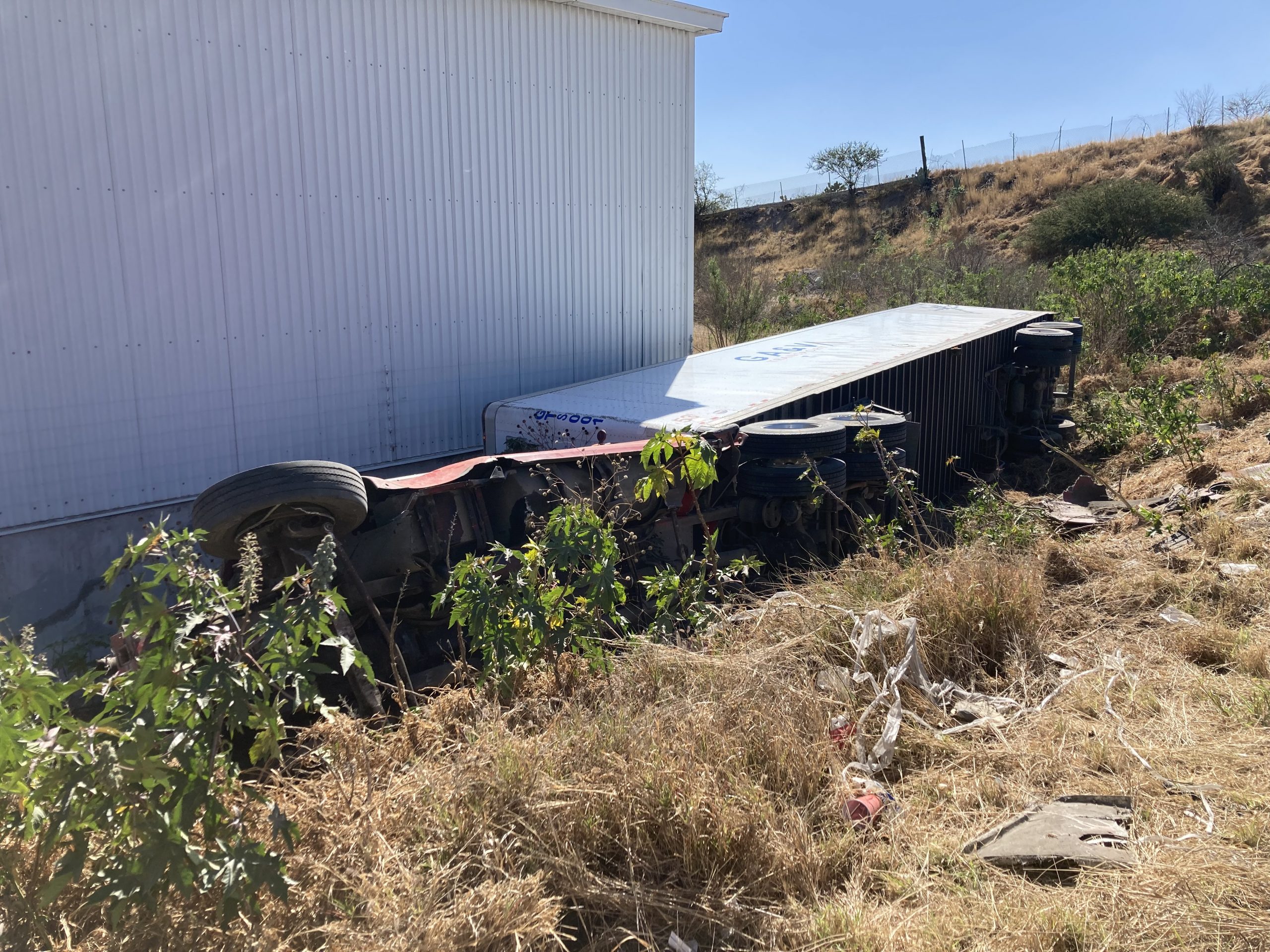 Tráiler sale del camino y vuelca - Noticias de Querétaro