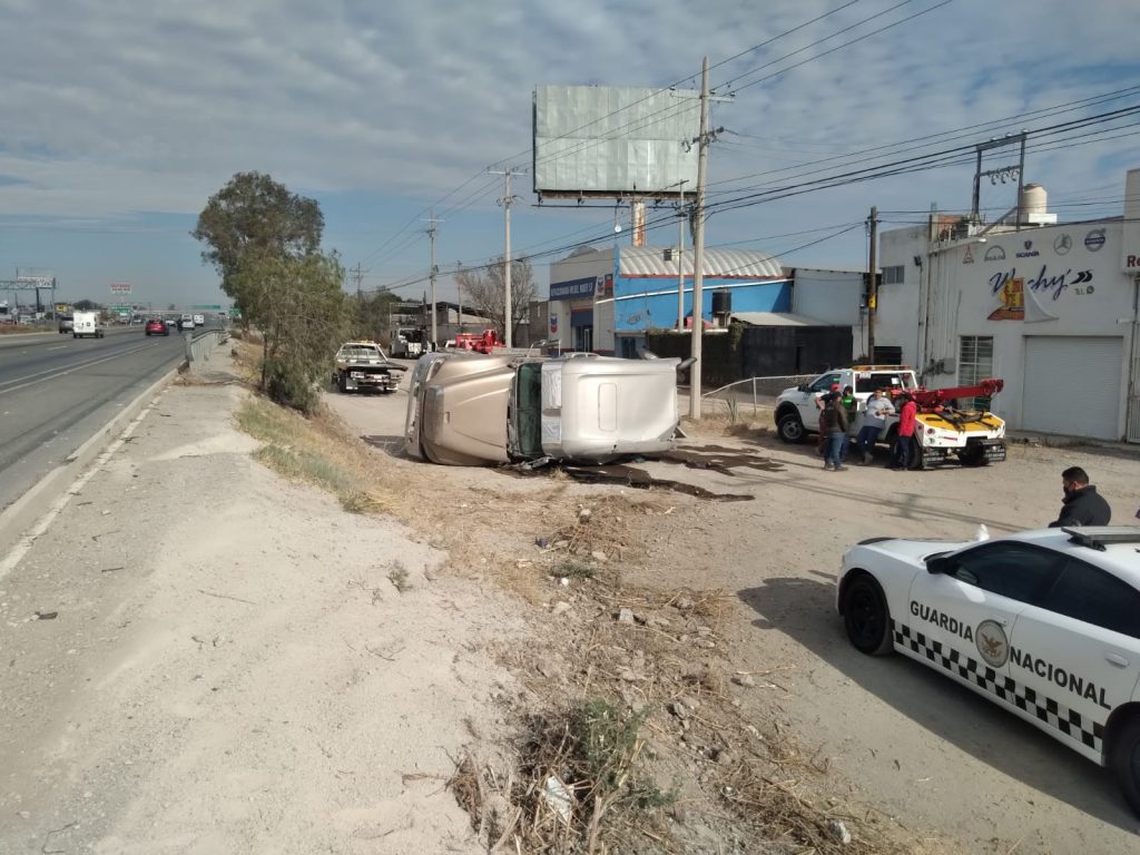 Tracto vuelca en la 57 - Noticias de Querétaro