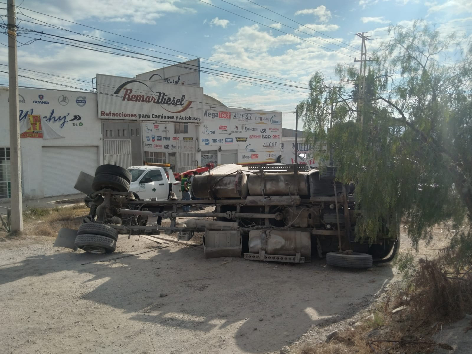 Tracto vuelca en la 57 - Noticias de Querétaro