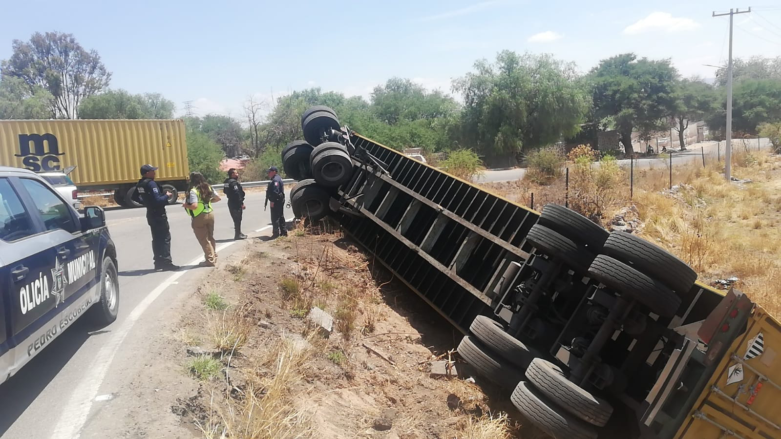 Vuelca tracto en la carretera 57 - Noticias de Querétaro
