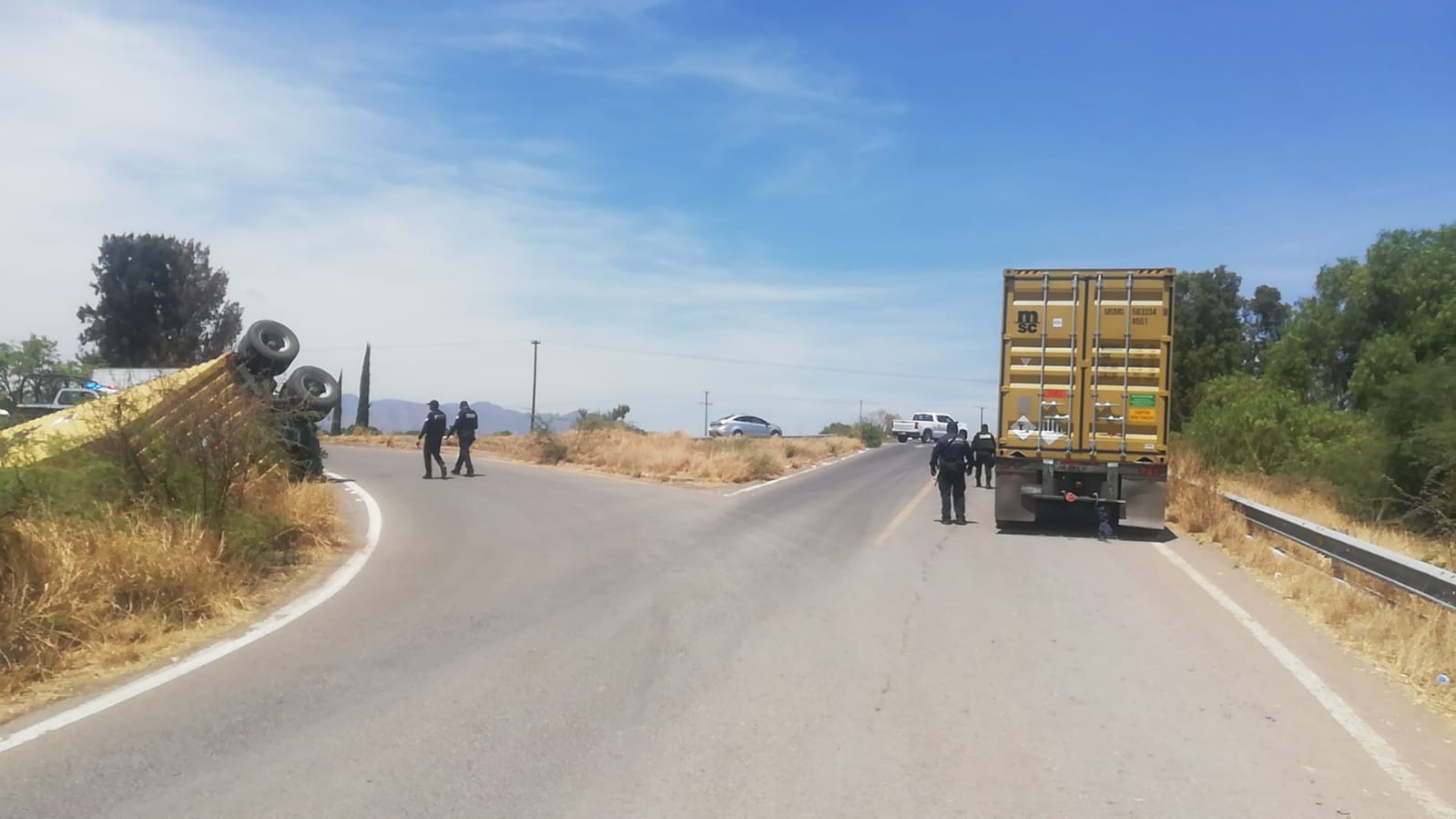 Vuelca tracto en la carretera 57 - Noticias de Querétaro