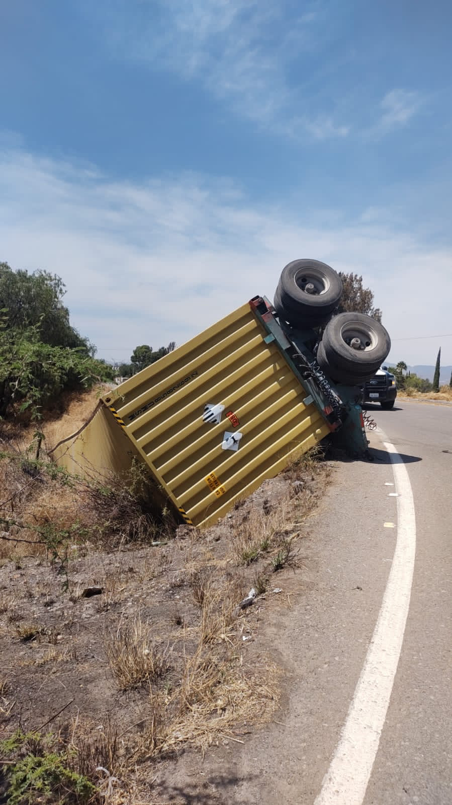 Vuelca tracto en la carretera 57 - Noticias de Querétaro