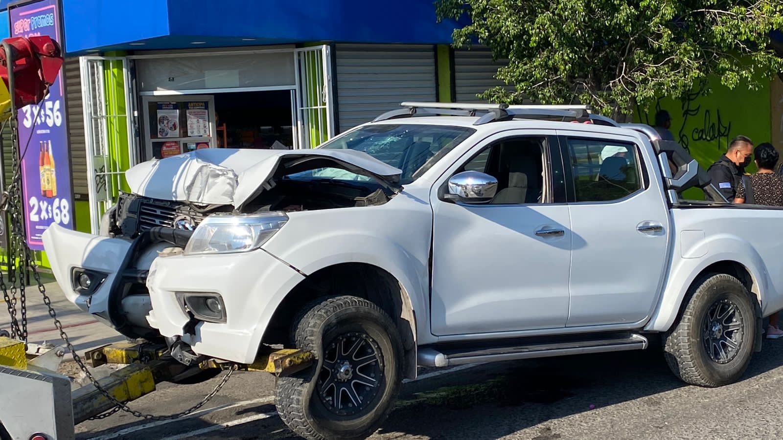 Camioneta choca contra poste y es abandonada en Av. Tláloc - Noticias ...