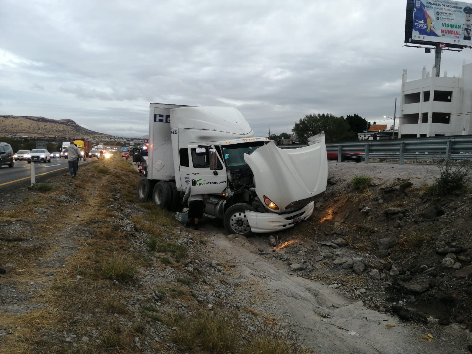 Tracto sale del camino y termina en camellón - Noticias de Querétaro
