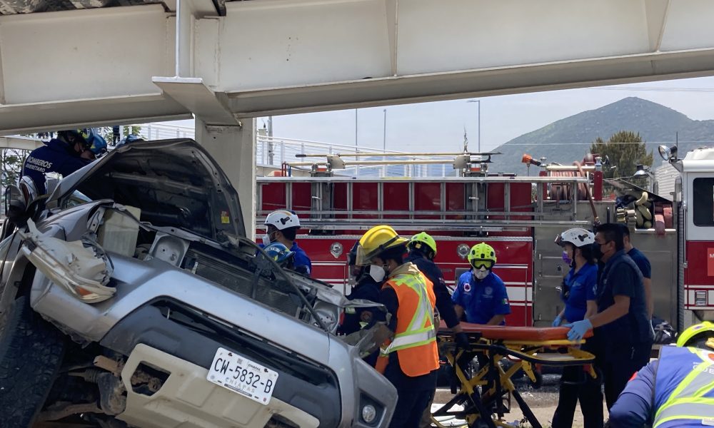 Prensado al chocar contra puente - Noticias de Querétaro