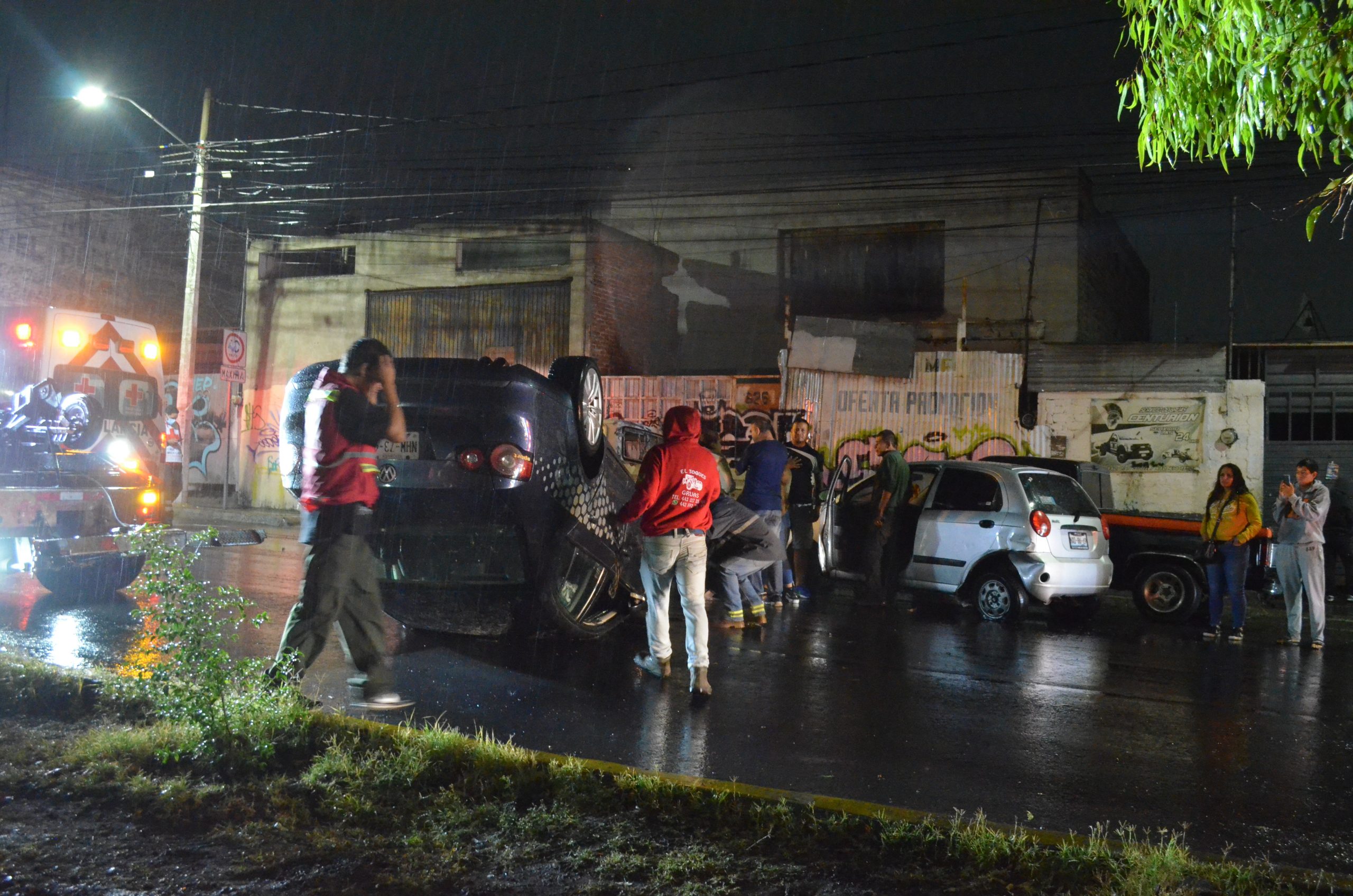 Choca y vuelca su auto - Noticias de Querétaro