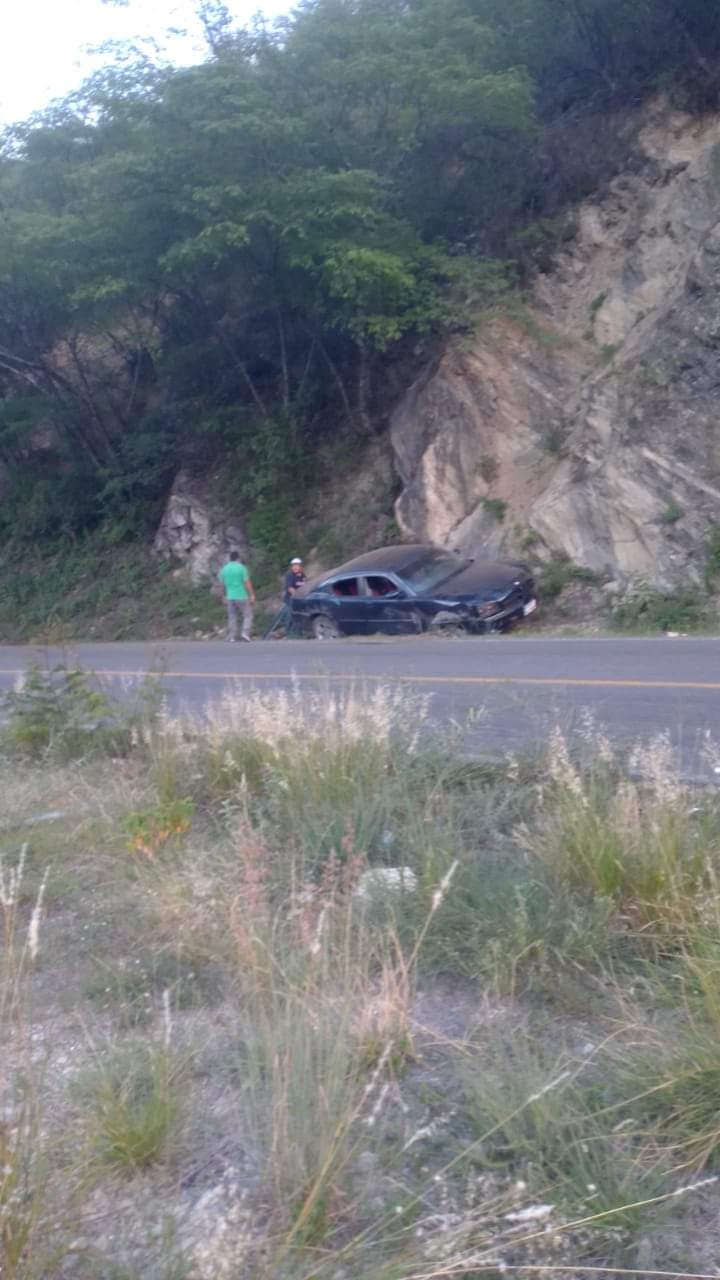 Sale del camino y choca contra el cerro; no hubo heridos - Noticias de ...