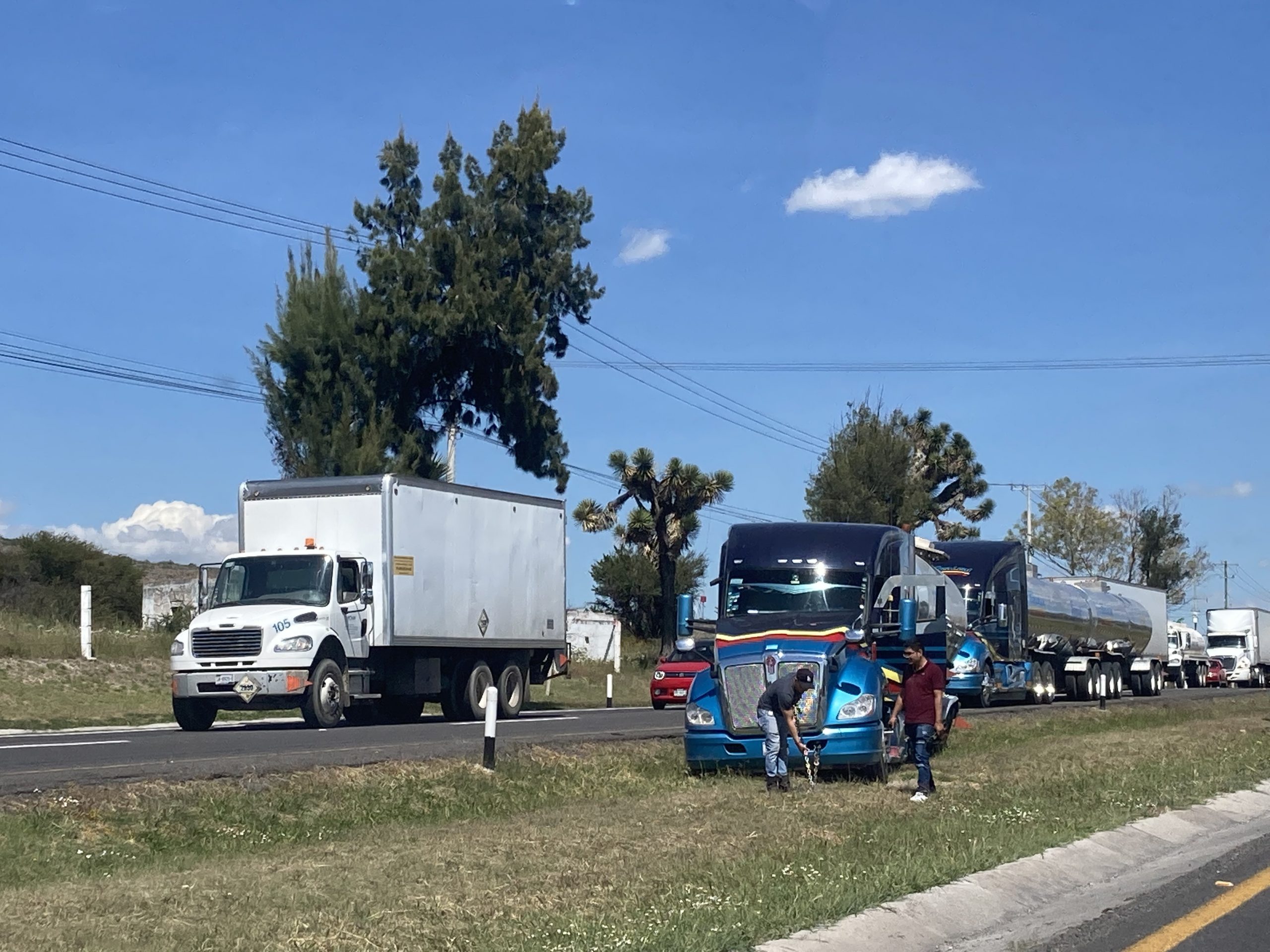 Caos en la 57 por salida de camino de un tráiler - Noticias de Querétaro