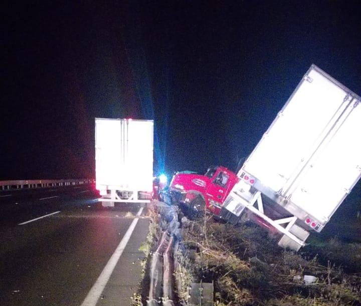 Tracto se sale del camino en la federal 57 - Noticias de Querétaro