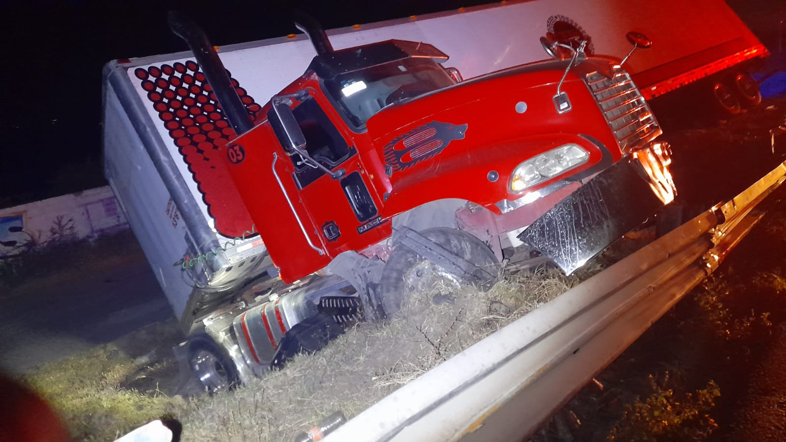 Tracto se sale del camino en la federal 57 - Noticias de Querétaro