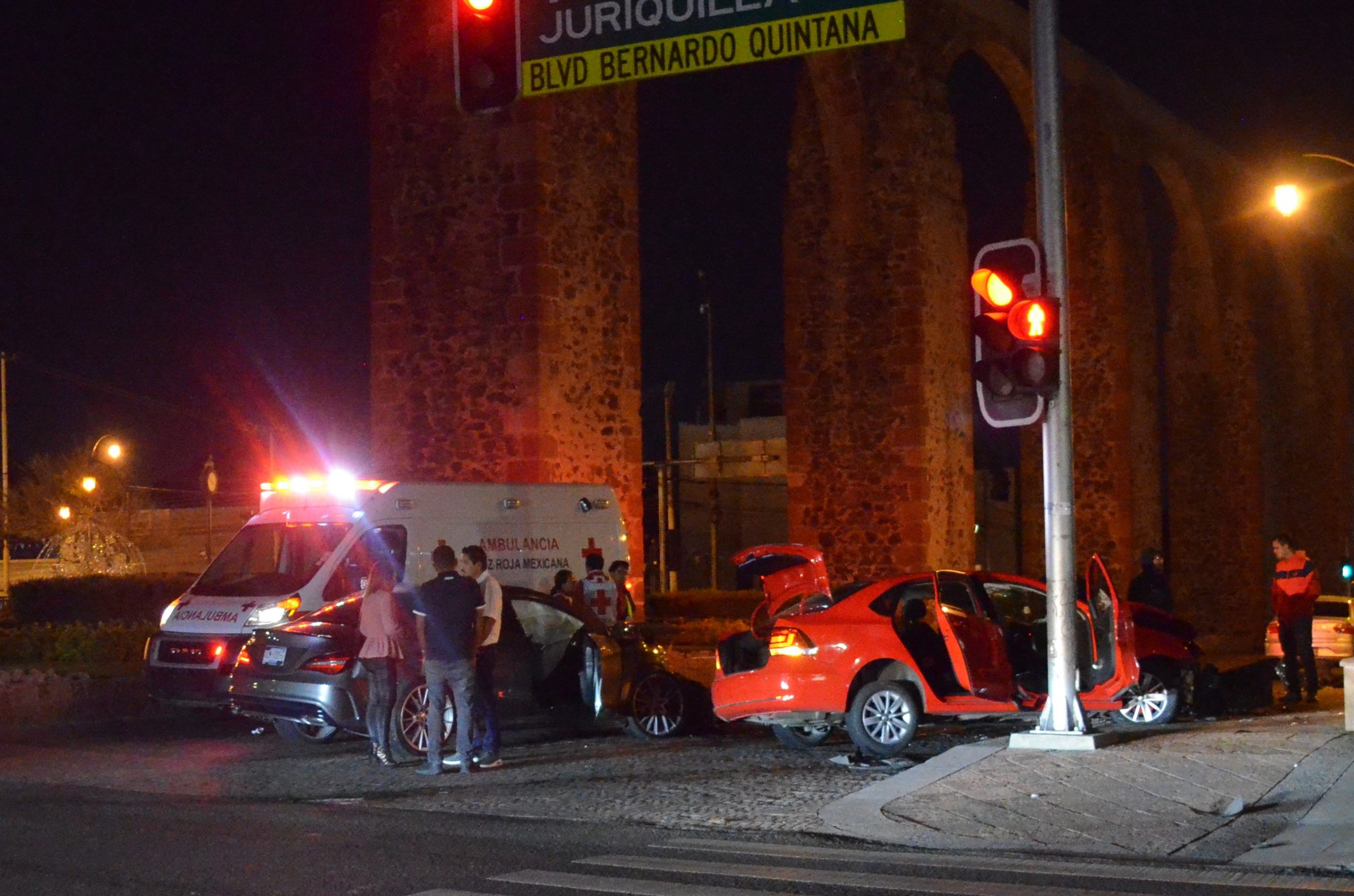“Semaforazo” en los arcos y Bernardo Quintana Noticias de Querétaro