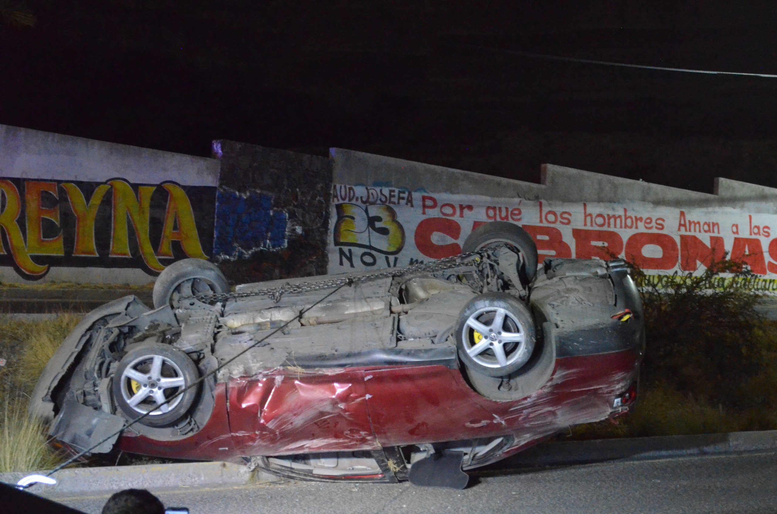 Sale del camino y vuelca, en boulevard de la Nación - Noticias de Querétaro