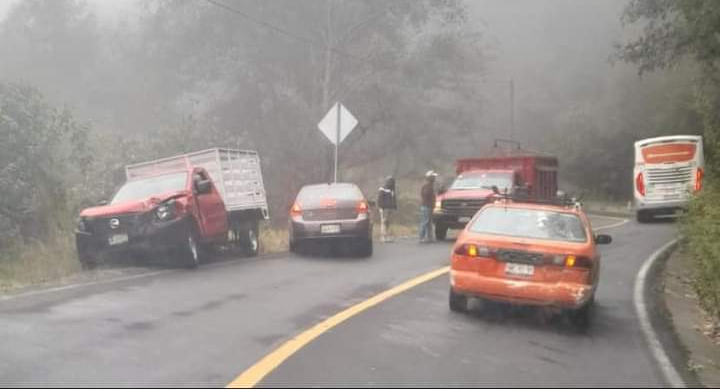 Derrapa, sale del camino y choca contra el cerro en Pinal de Amoles ...