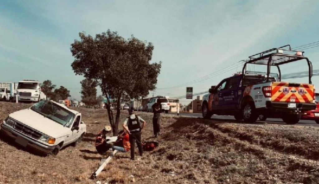 Sale de camino y vuelca en la 57 - Noticias de Querétaro