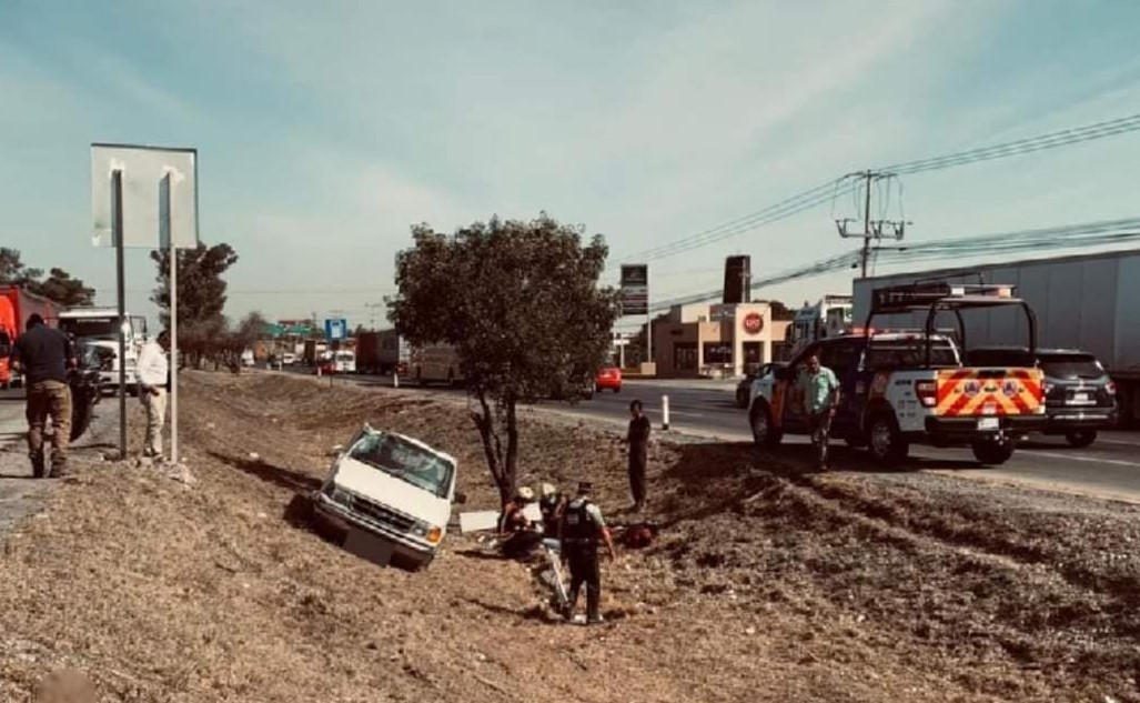 Sale de camino y vuelca en la 57 - Noticias de Querétaro