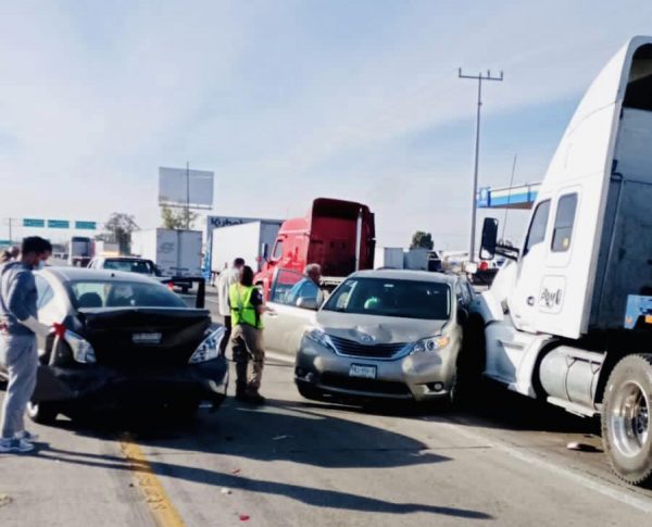 Tractocamión choca y arrastra camioneta en la 57 - Noticias de Querétaro