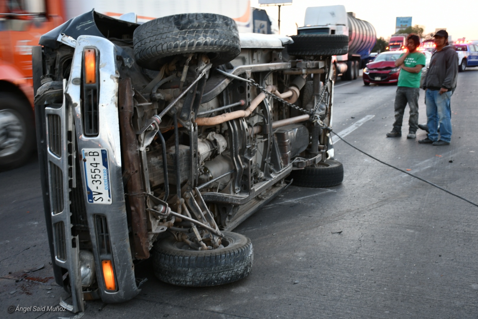 Automovilista choca y ocasiona volcadura en la MEX-QRO (4)
