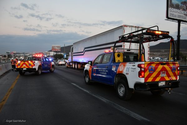 Automovilista choca y ocasiona volcadura en la MEX-QRO (2)