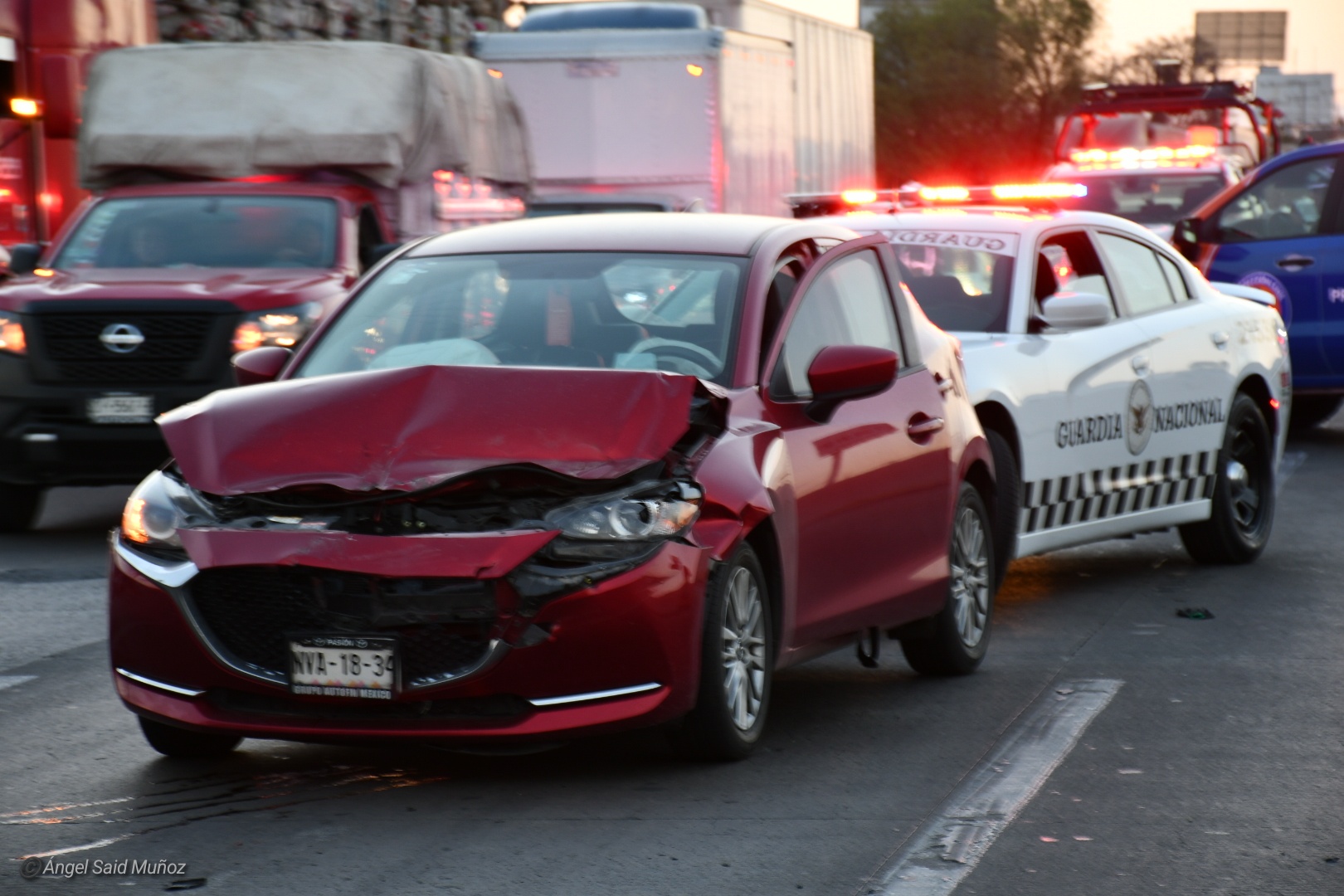 Automovilista choca y ocasiona volcadura en la MEX-QRO (3)