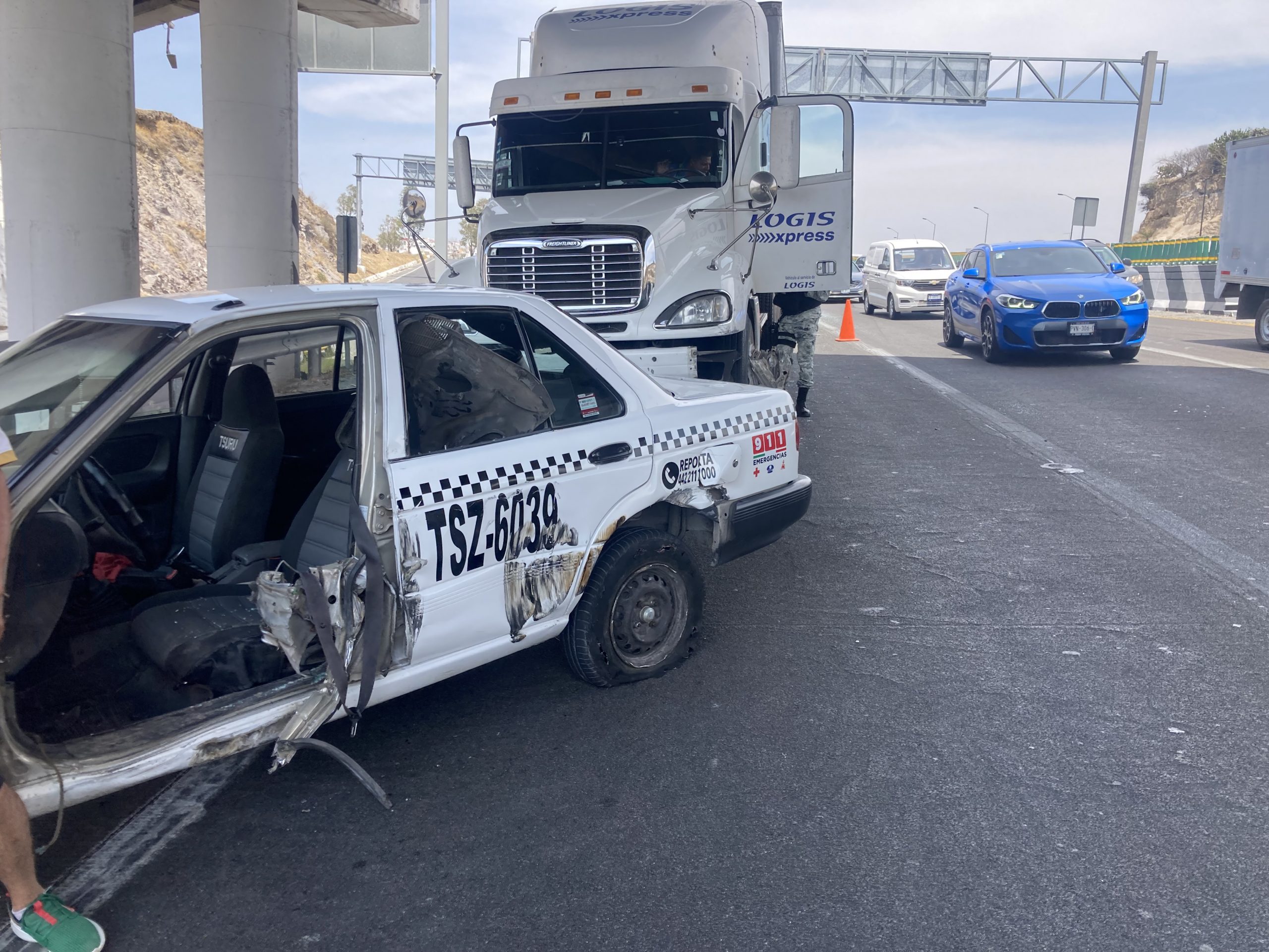 Chocan taxi y tráiler en la 57 - Noticias de Querétaro