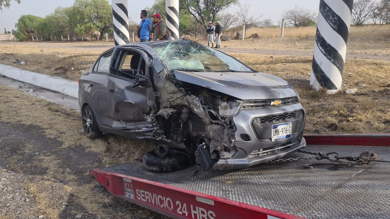 Auto sale del camino y vuelca - Noticias de Querétaro