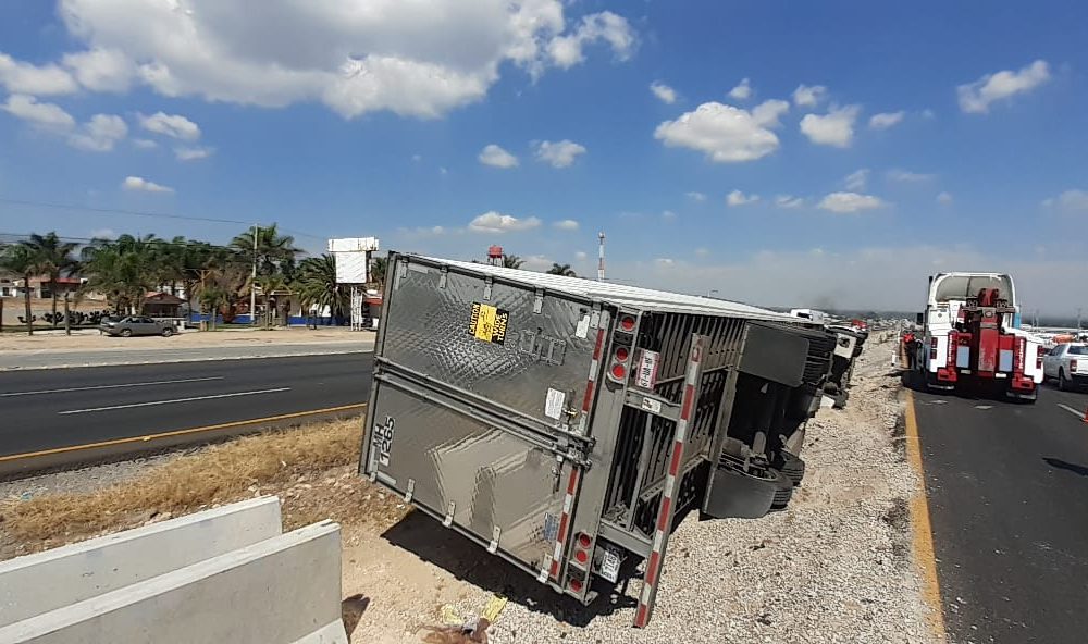 Tracto vuelca y queda recargado sobre el muro divisor - Noticias de ...