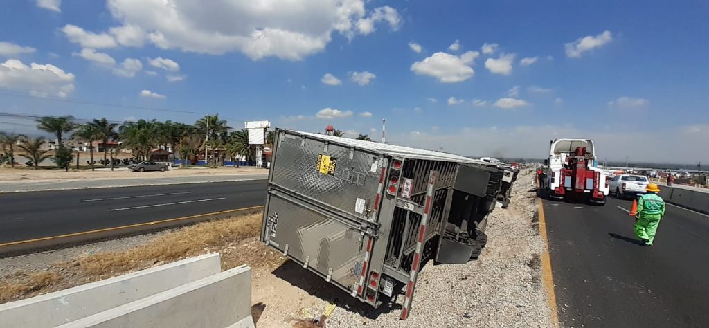 Tracto vuelca y queda recargado sobre el muro divisor - Noticias de ...