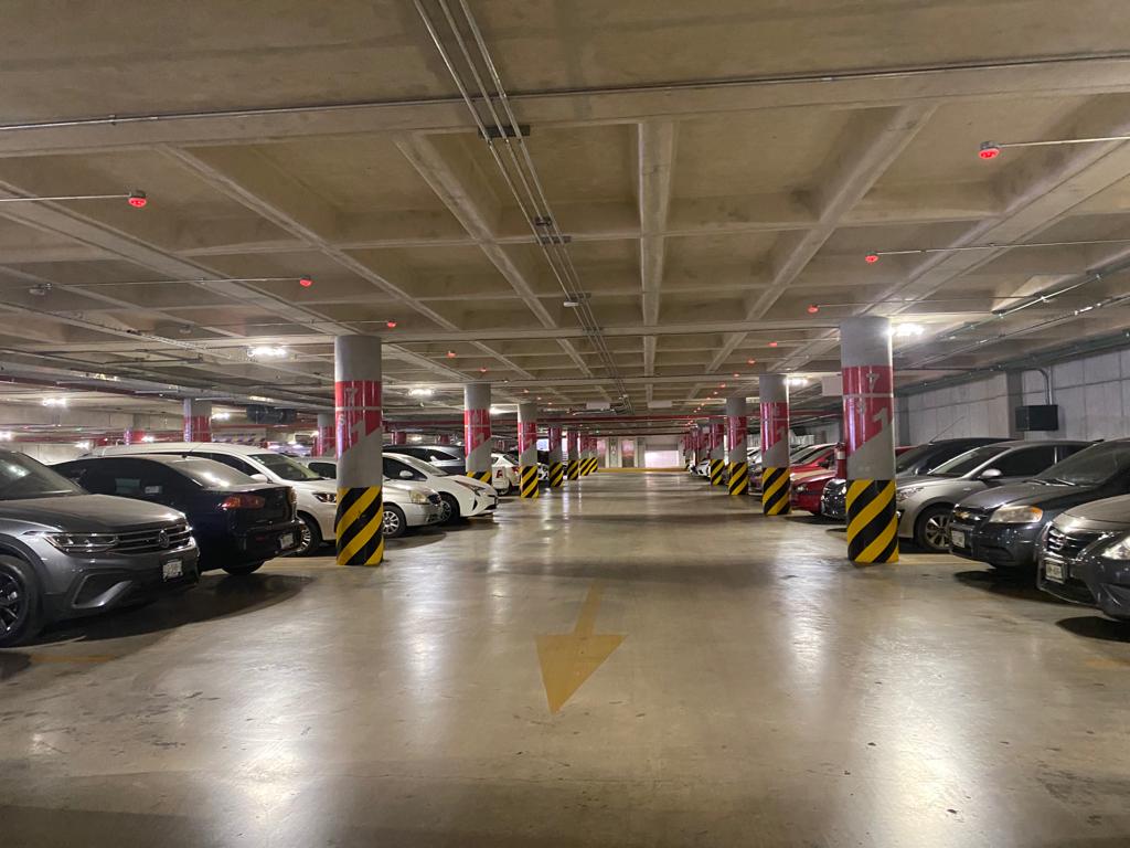 Burócratas abarrotan cajones de estacionamiento Manuel Sánchez