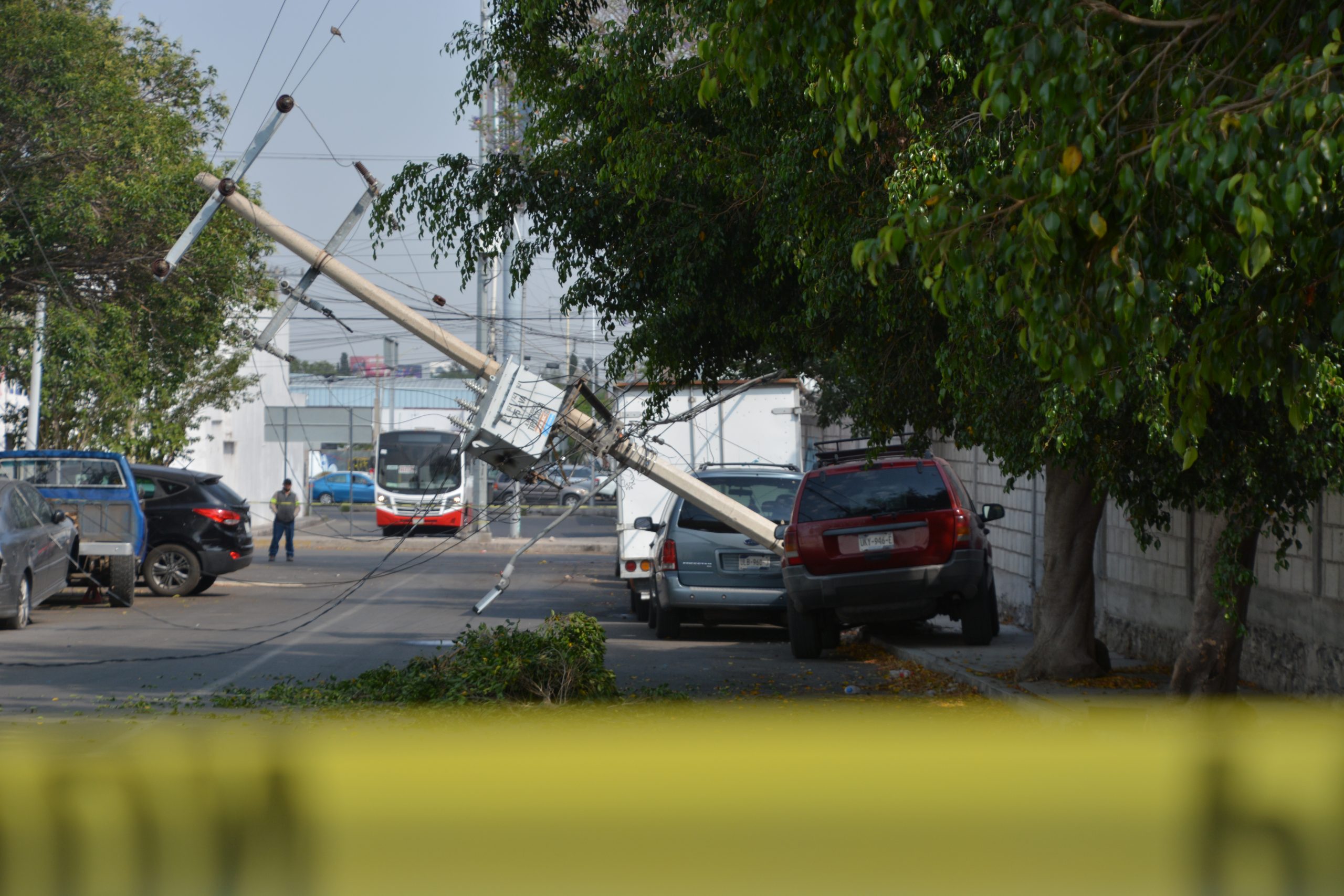 Camioneta chocó contra un poste y lo derribó - Noticias de Querétaro