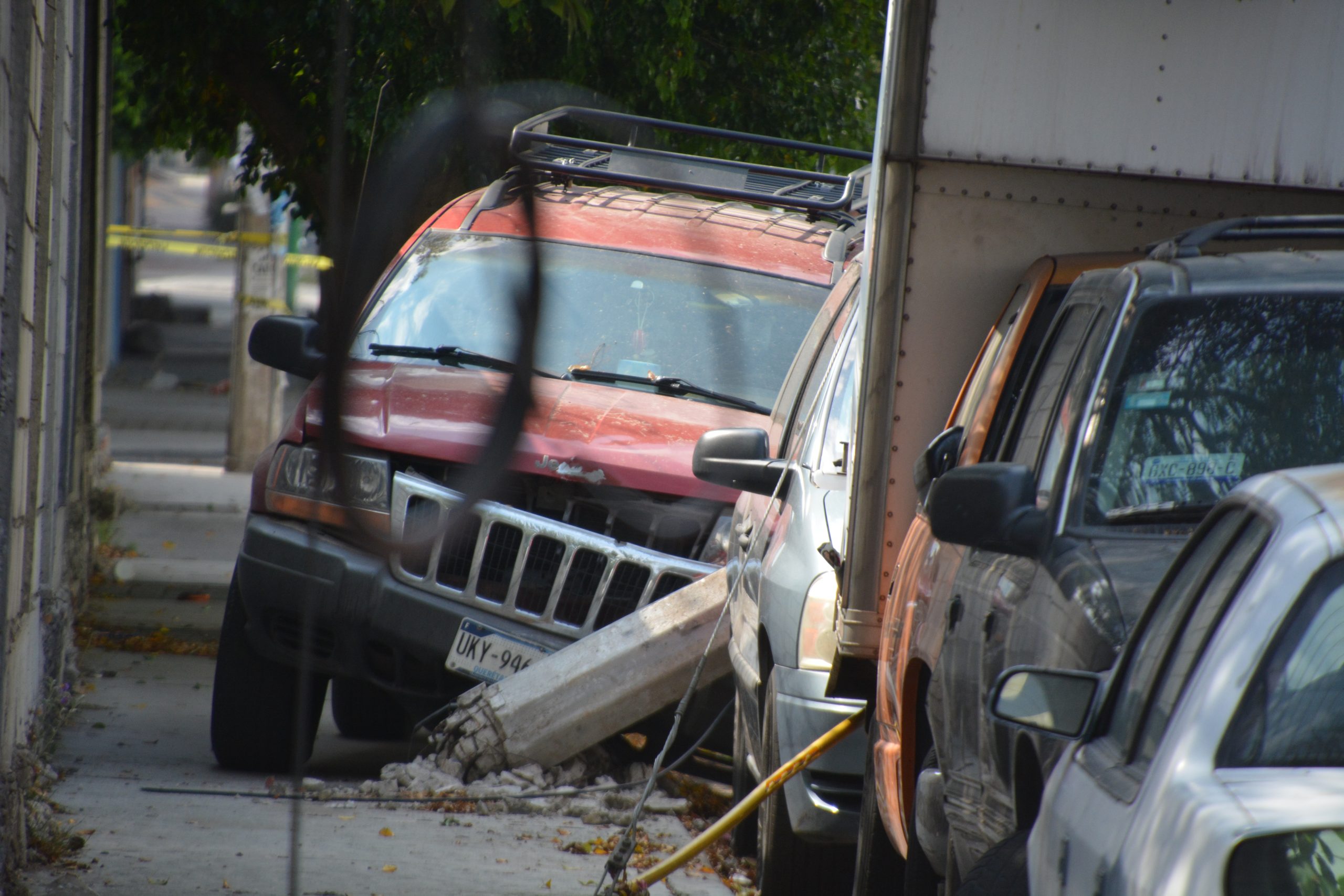 Camioneta chocó contra un poste y lo derribó - Noticias de Querétaro