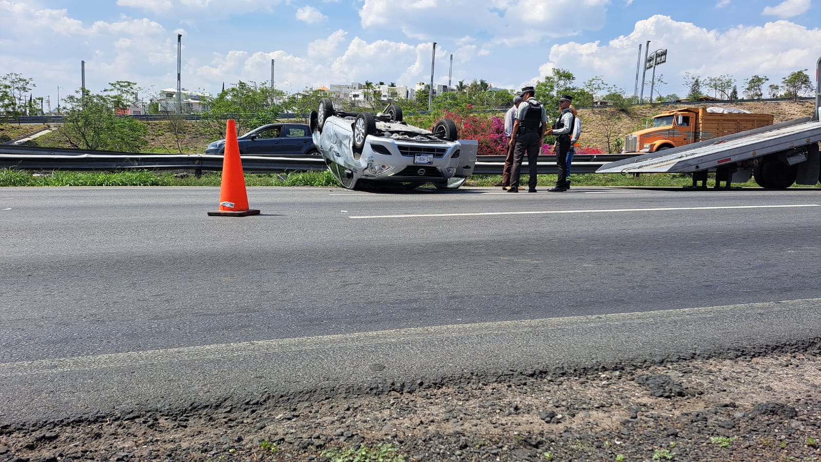 Vuelca auto en la 57 frente a la FGEQ; sin lesionados - Noticias de ...