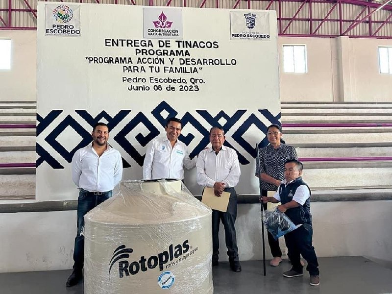 ENTREGAN TINACOS A MÁS FAMILIAS DE PEDRO ESCOBEDO - Noticias de Querétaro
