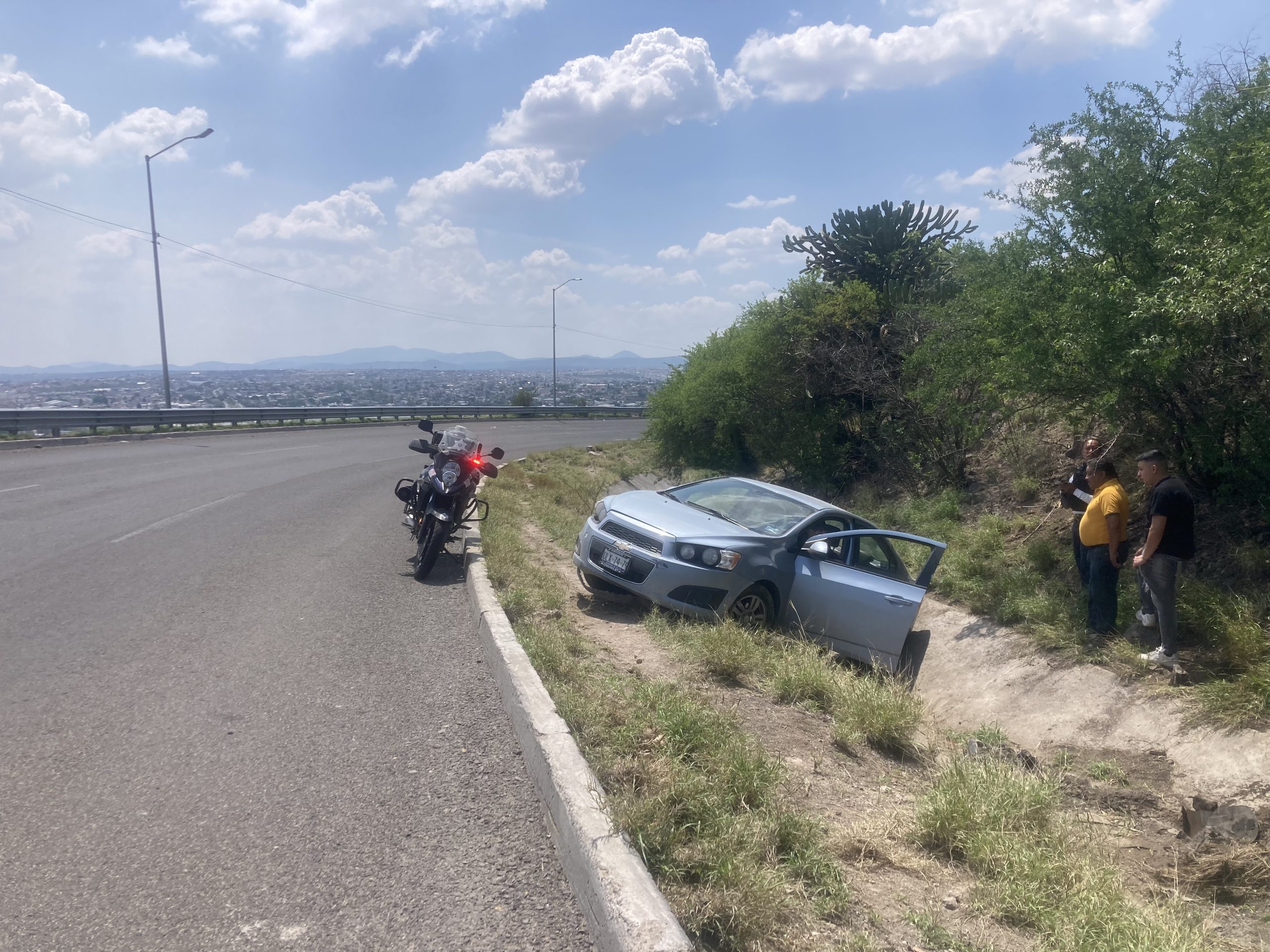 Auto se salió del camino en el boulevard de La Nación - Noticias de ...