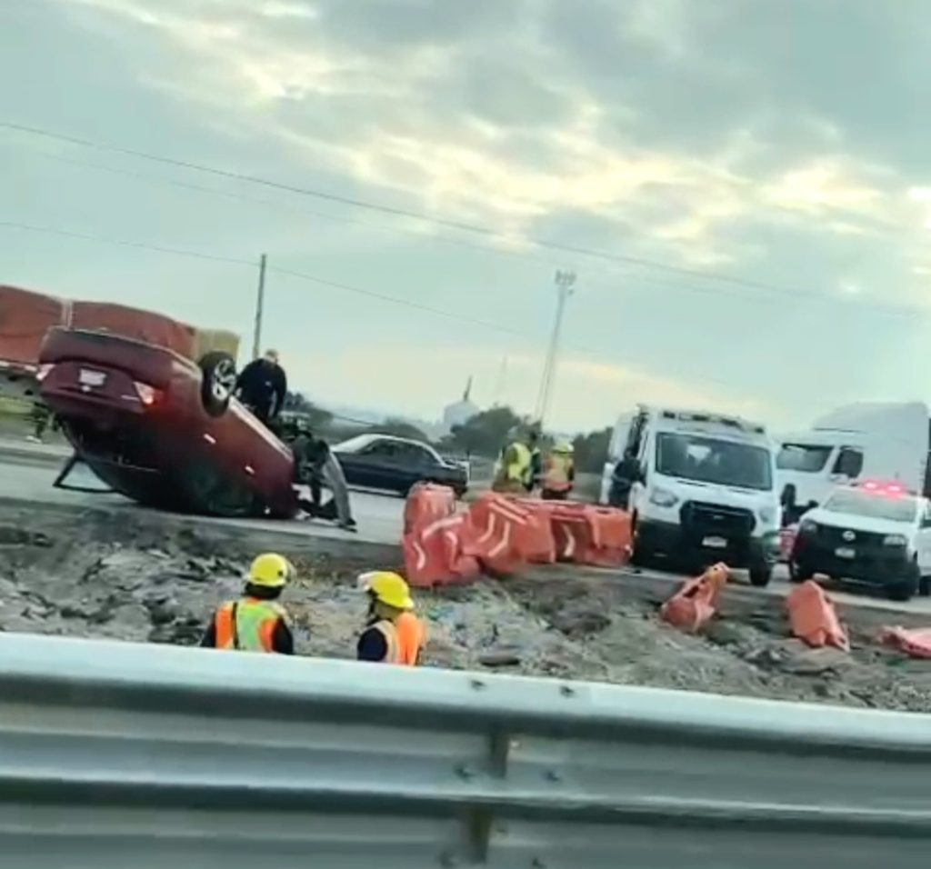 Automovilista vuelca en la 57 - Noticias de Querétaro