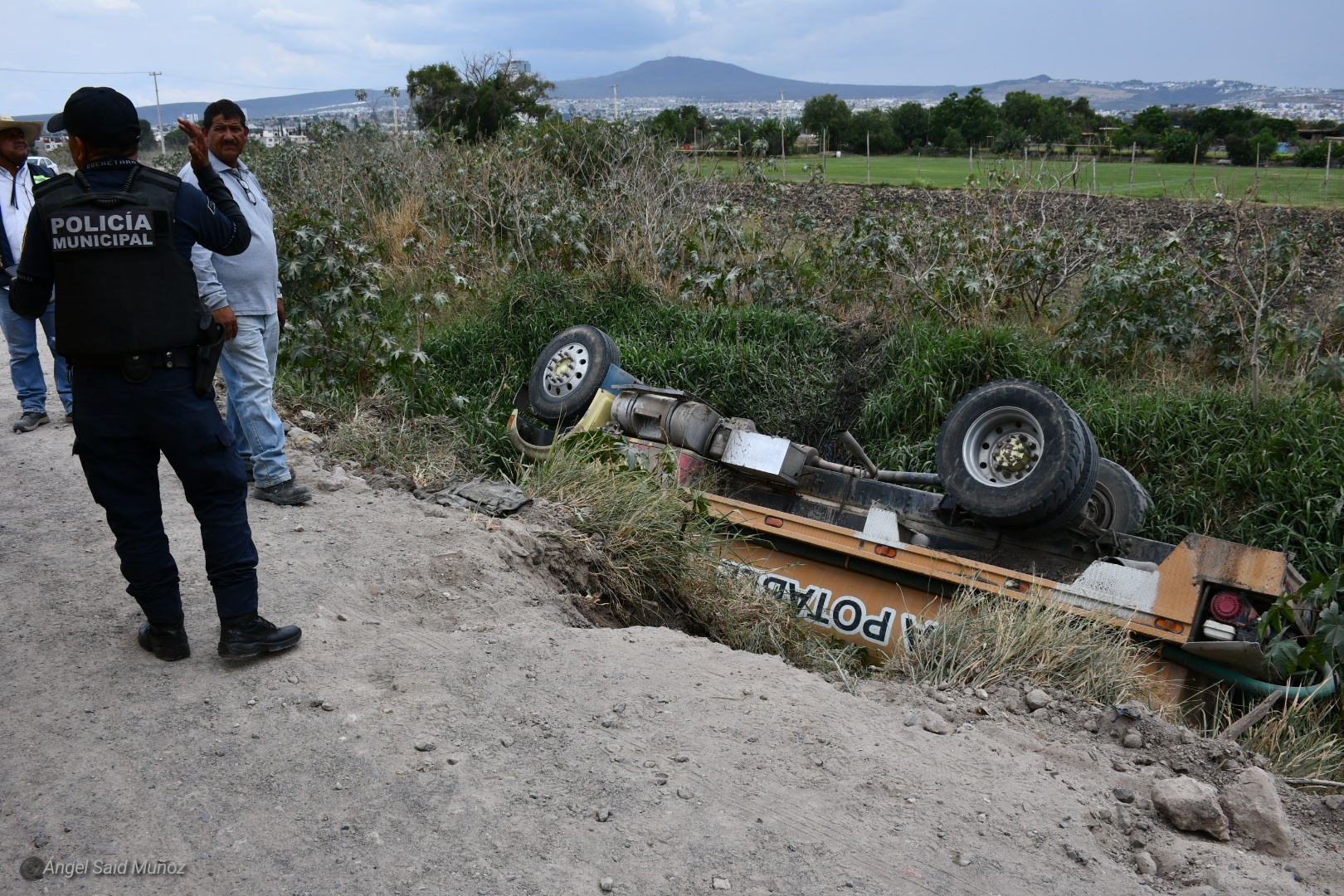 Cae a un canal de riego pipa de agua potable - Noticias de Querétaro