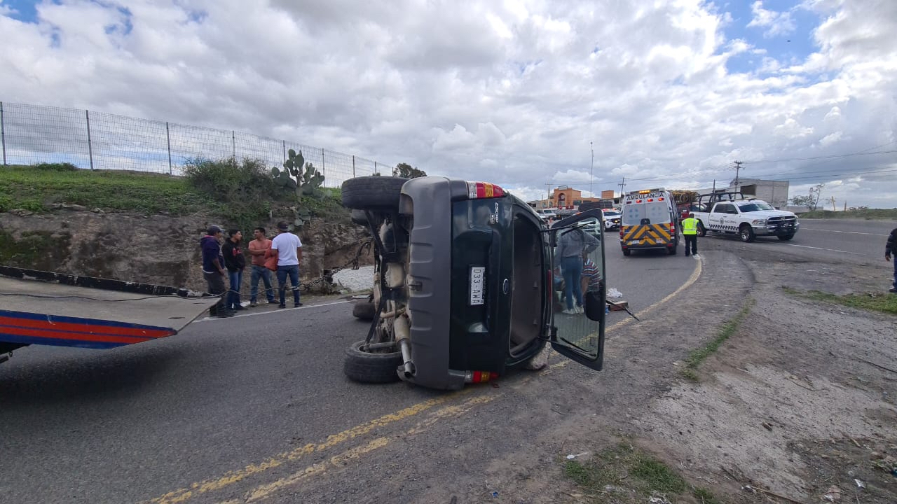 Camioneta vuelca y cae de desnivel - Noticias de Querétaro