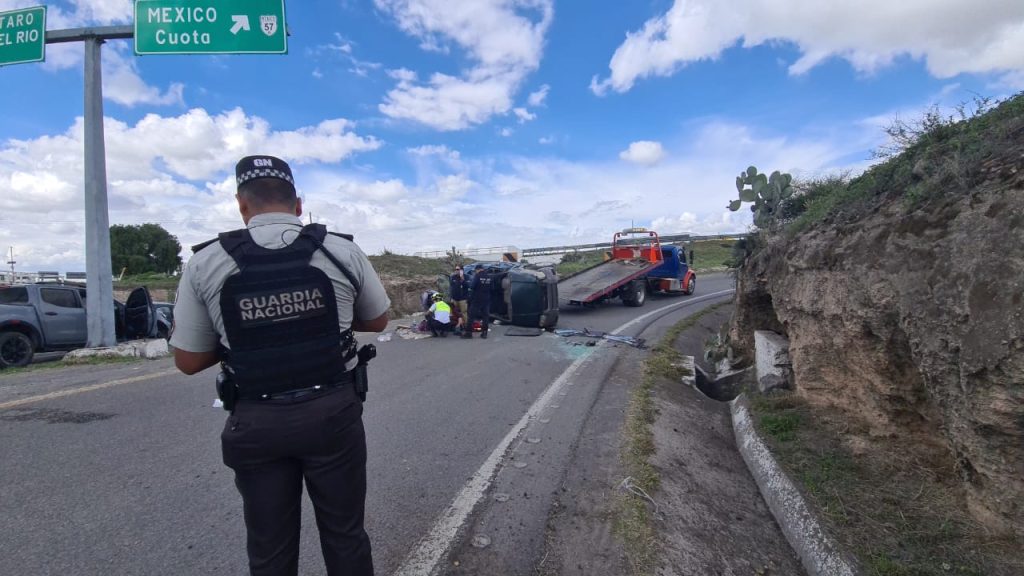 Camioneta vuelca y cae de desnivel - Noticias de Querétaro