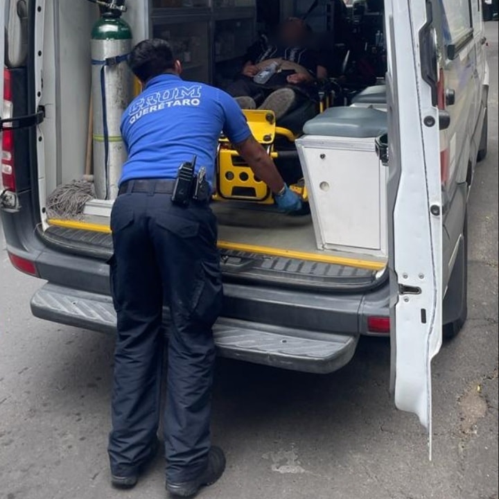 Auxilian a adulto mayor tras quedar inconsciente - Noticias de Querétaro