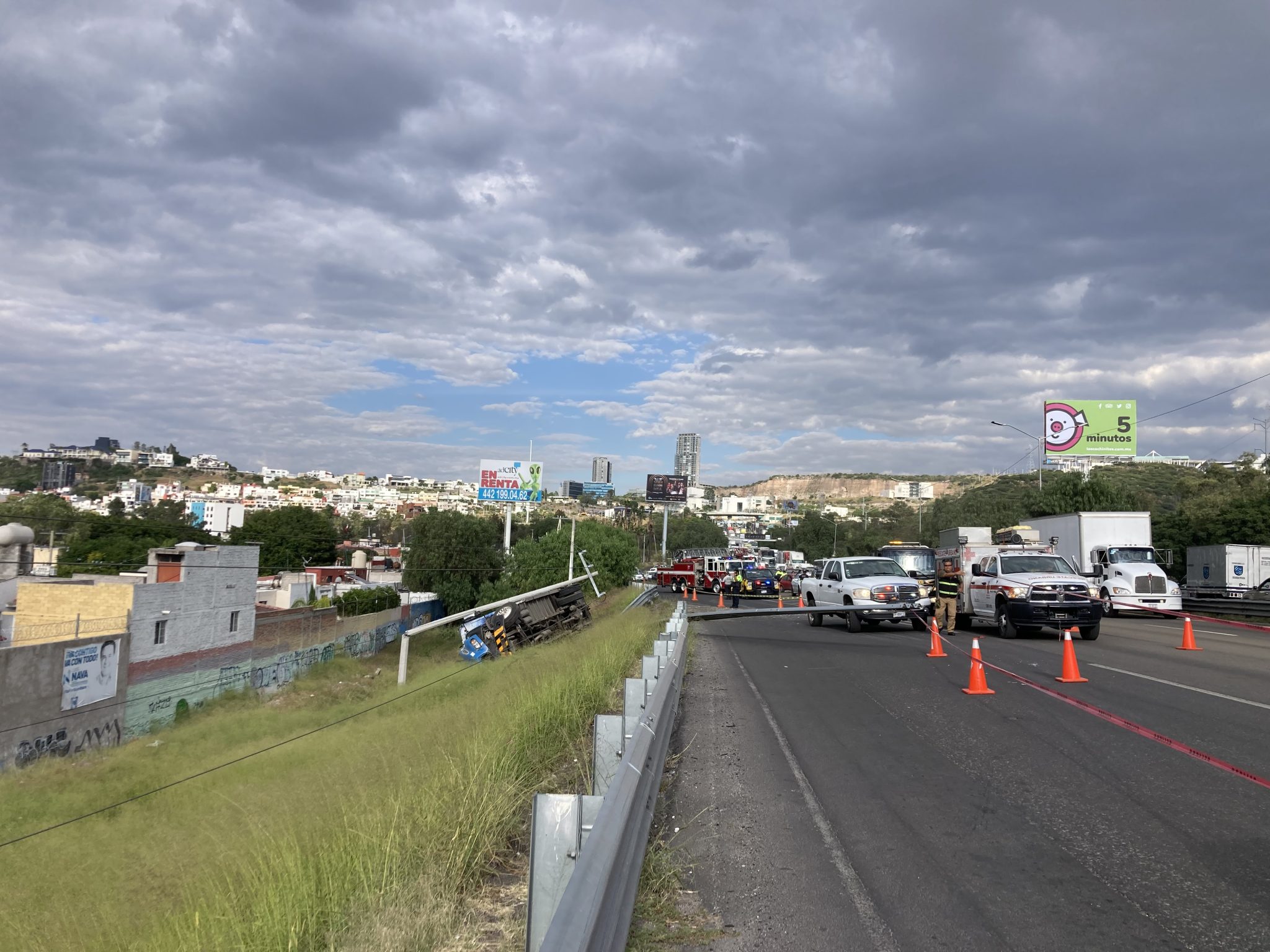 Camión refresquero vuelca en la 57 - Noticias de Querétaro