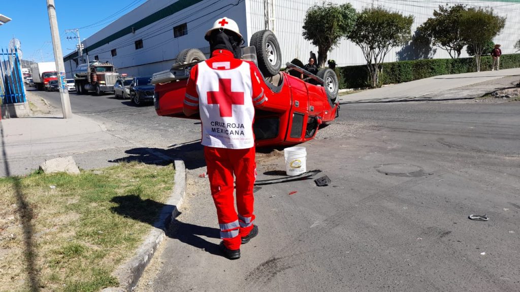 Se pasa el alto y choca - Noticias de Querétaro