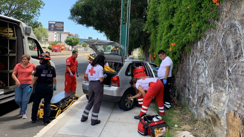 Conductor pierde el control y choca contra una barda - Noticias de ...