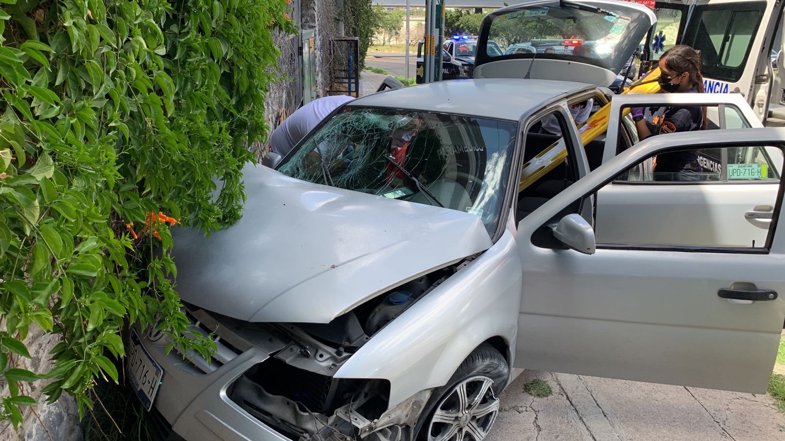 Conductor pierde el control y choca contra una barda - Noticias de ...