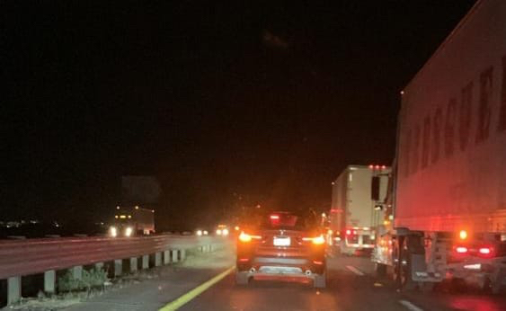 Camioneta de carga vuelca en la 57 - Noticias de Querétaro