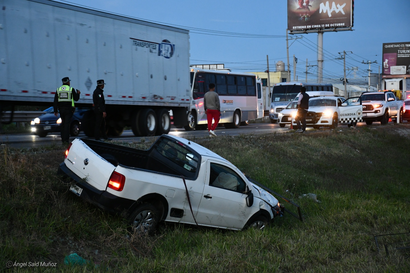 Se sale de la 57 y vuelca en el camellón divisor - Noticias de Querétaro