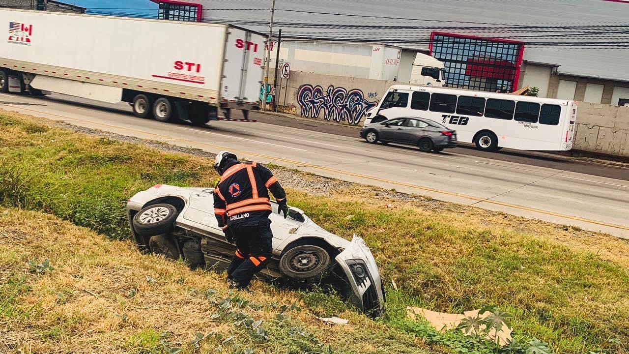 Choque y volcadura en la 57 - Noticias de Querétaro