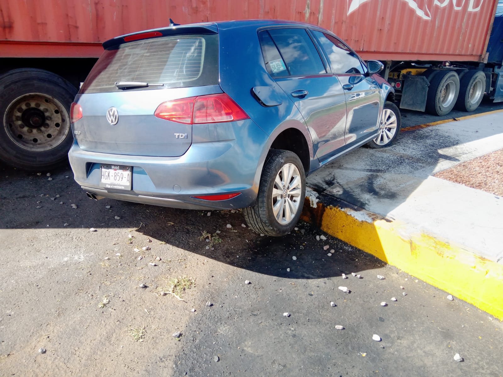 Choca contra otro auto y se proyecta contra tracto estacionado ...